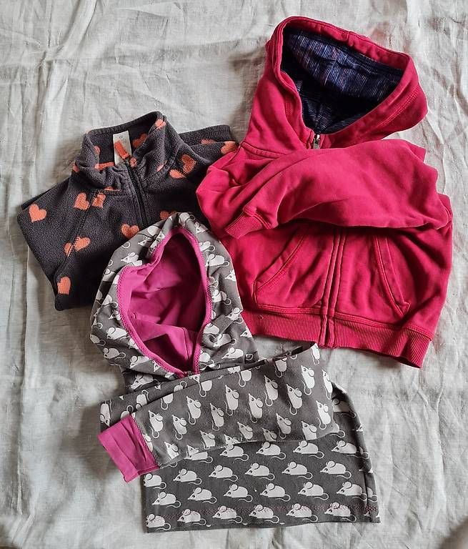 Lotti & Set di vestiti: 1 Sweatshirt, 2 Kapuzenshirts Gr. 104 – Usato da Baar venduto da Loimund