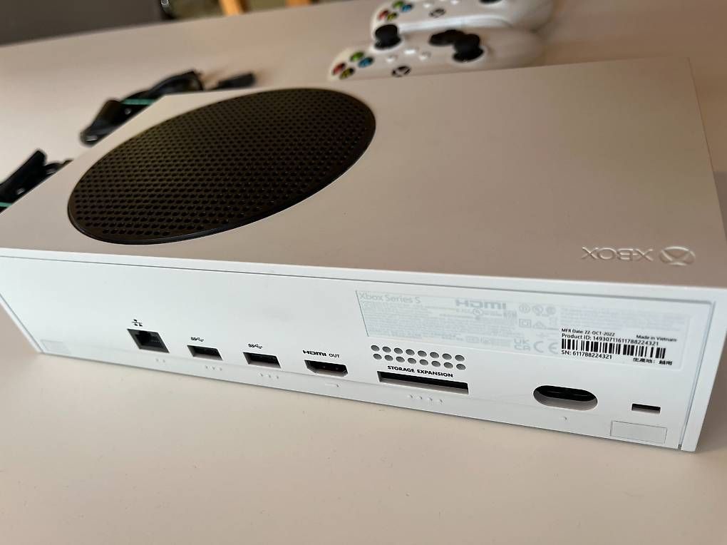 Microsoft Consoles: XBOX Series S Konsole mit 2 Controllern – D'occasion à Aadorf par philytastic 3