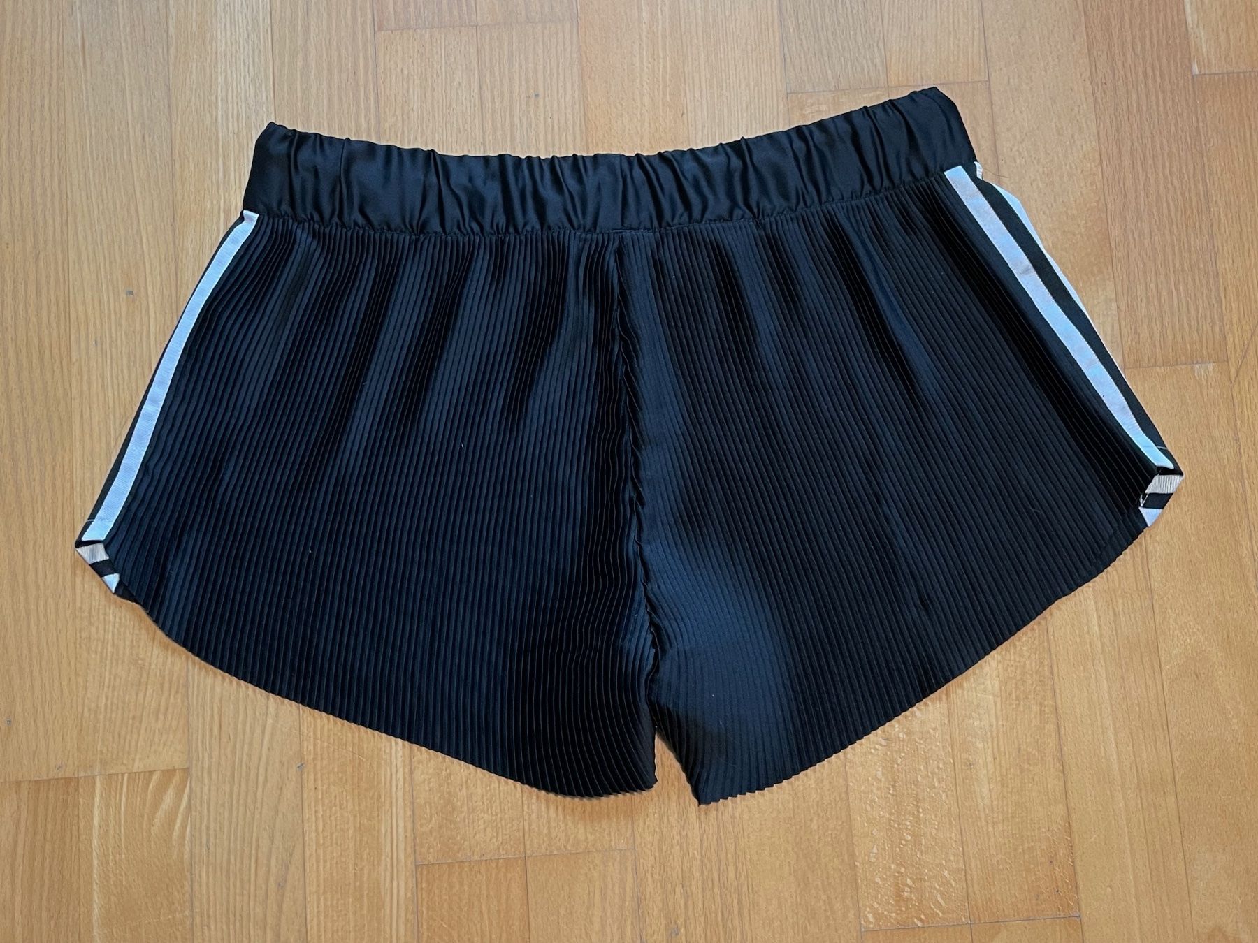 Adidas Pantaloni: 2017 Adidas Short Sz 42 – Usato da Zürich venduto da le_souk 1