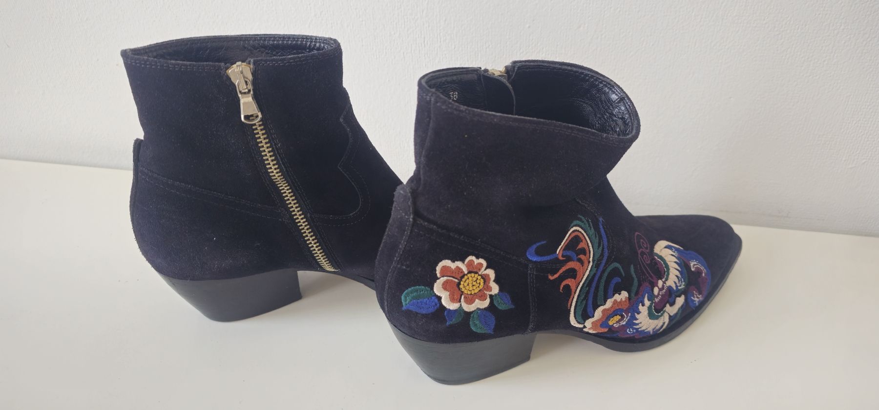 Scarpe da donna: Henderson handgefertigte Wildleder Stiefeletten Gr. 38 – Usato da Luzern venduto da TausendD 1