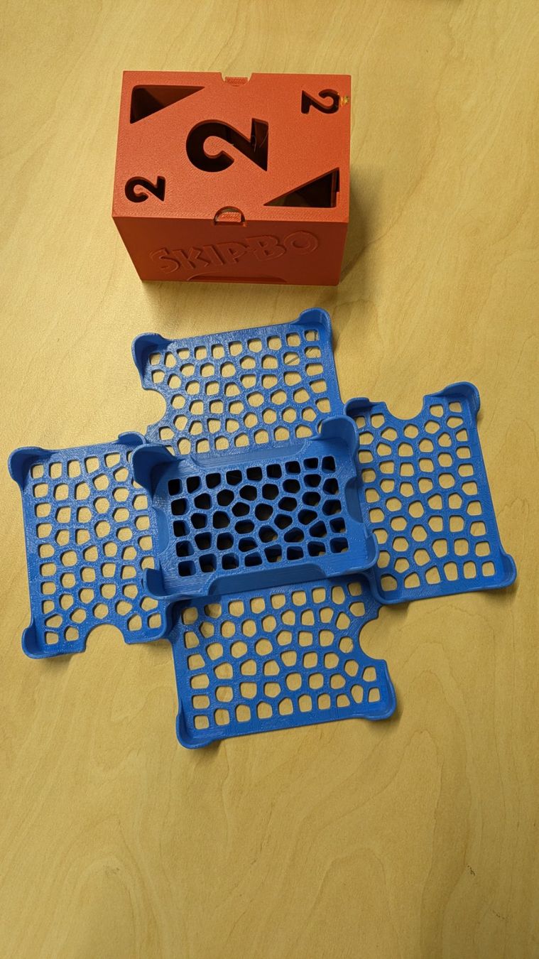 Giochi: Skip-Bo Kartenhalter & Ablage-Organizer inkl. Box – Usato da Staufen venduto da El3D 1