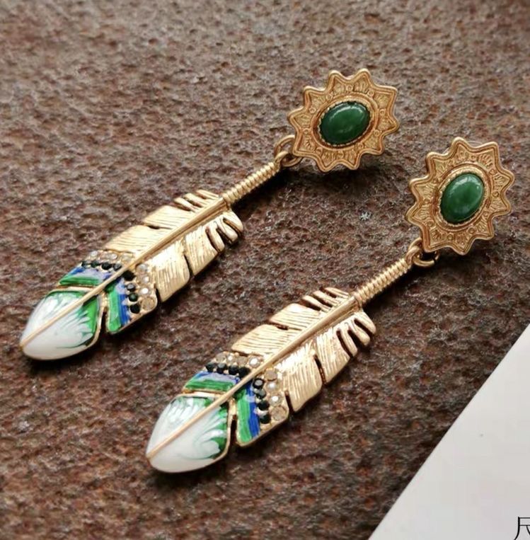 Orecchini pendenti & Orecchini a lobo: Multicolor feather-shaped drop earrings – Nuovo (secondo la descrizione) da Genève venduto da Ballpencase