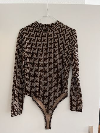Elegantes Body mit Stehkragen M