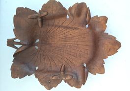 Antike Holzschale in Blattform mit Schnitzereien