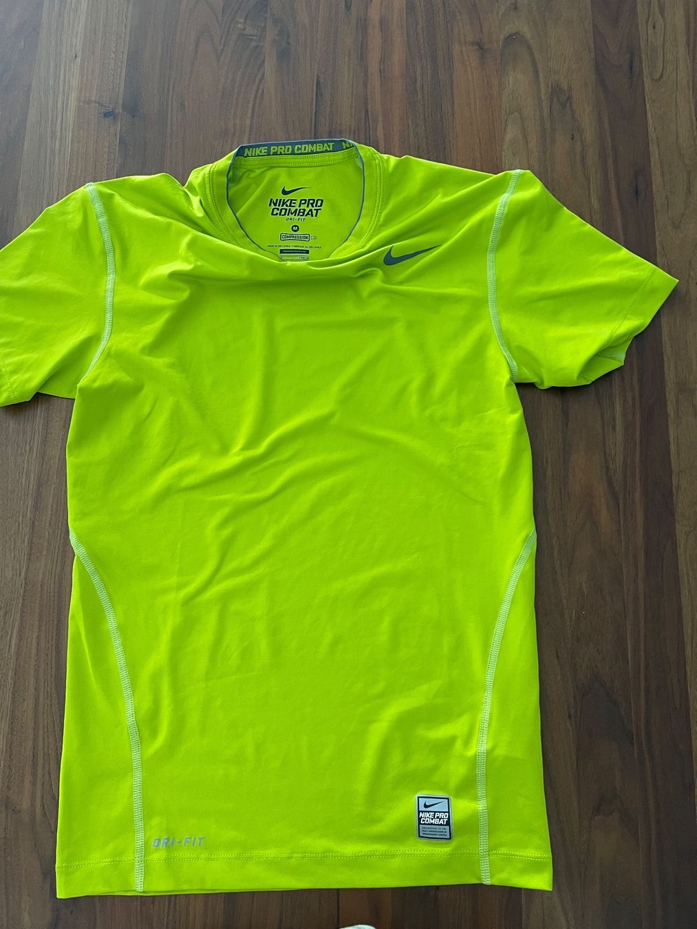 Nike Scarpe, pantaloni & magliette da ginnastica: Nike Sport Shirt – Usato da Adliswil venduto da JadrankaR
