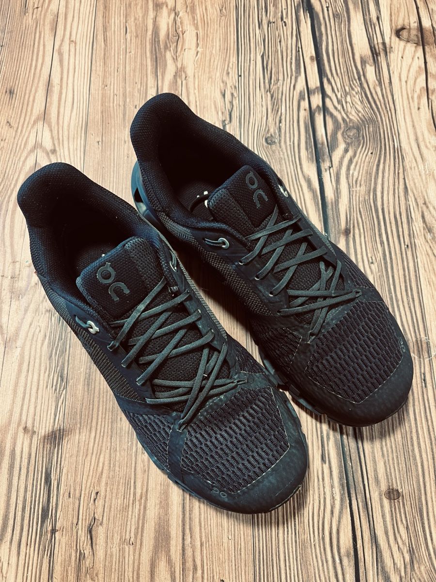 On Scarpe da uomo: On Cloud Herren Laufschuhe, Schwarz, Grösse 44.5 – Usato da Scuol venduto da ricos81