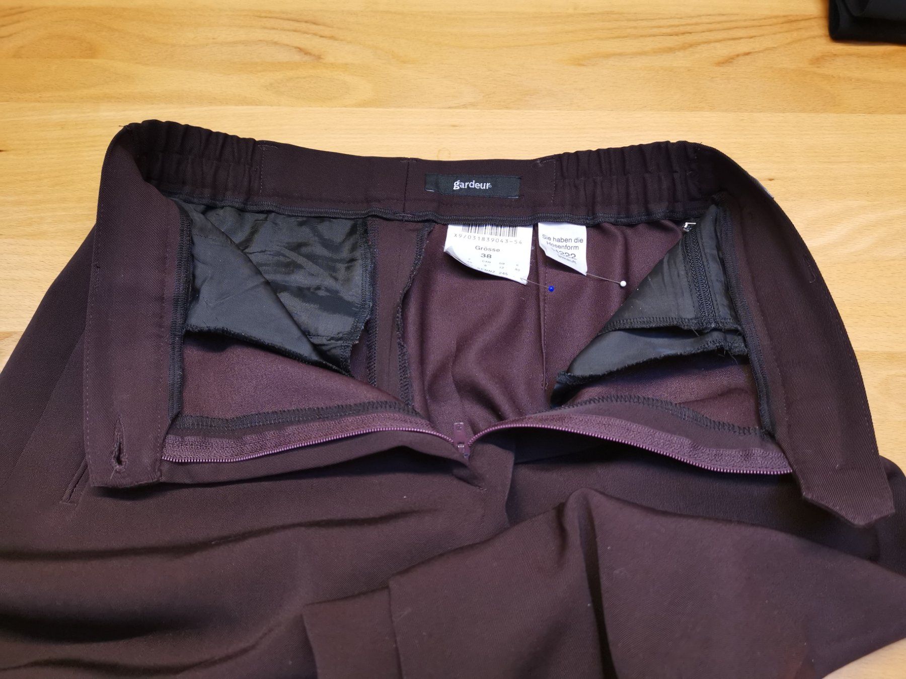 Pantaloni: Damenhose dunkel-bordeau, GARDEUR – Usato da Seuzach venduto da NaehdesignMirjam 6