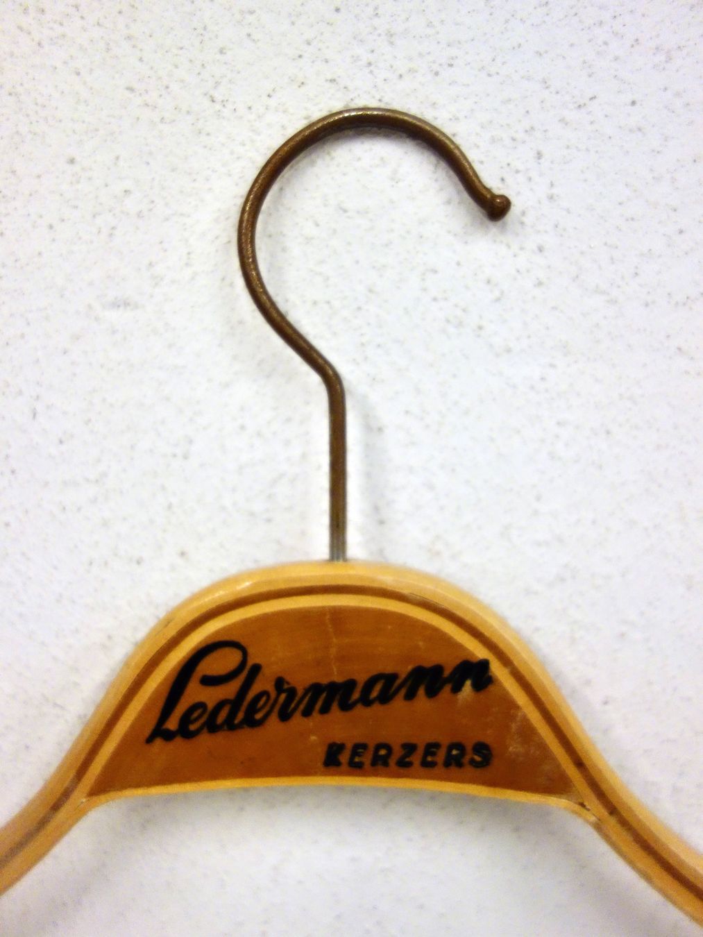 Kleiderbügel: Kleiderbügel LEDERMANN KERZERS – Gebraucht aus Kerzers von zimmergruen 6