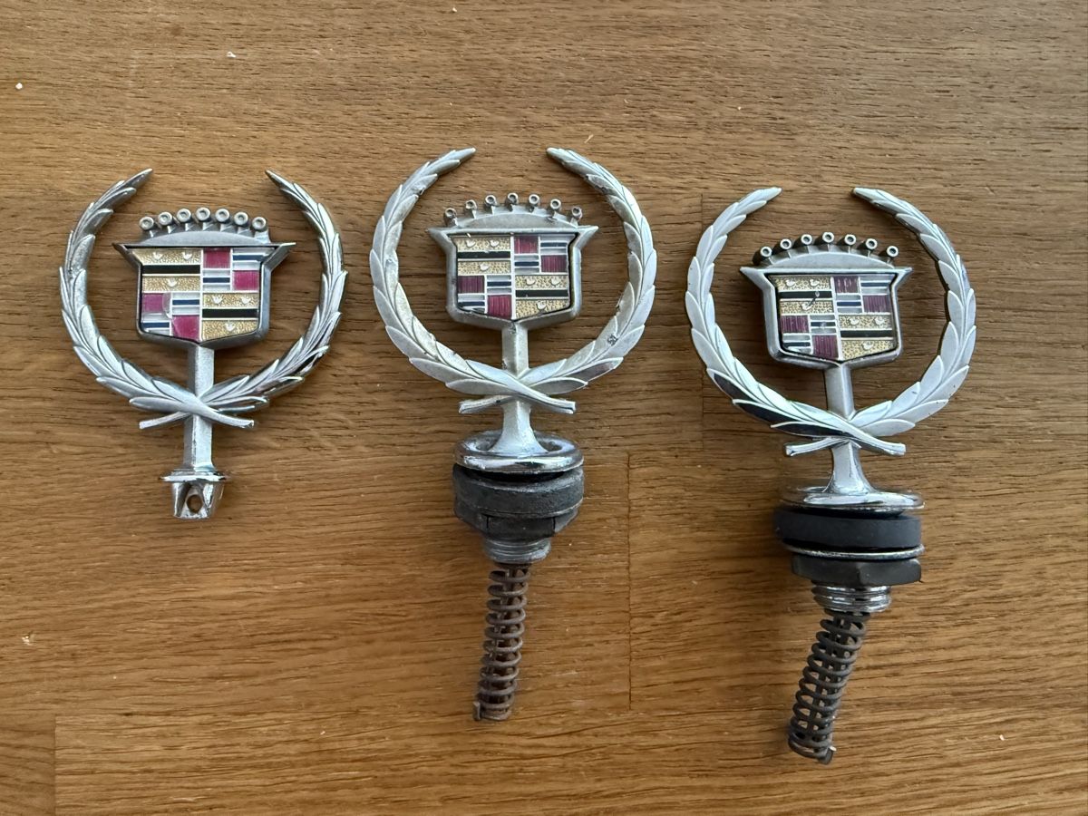 Cadillac Tutti i ricambio: Cadillac Kühlerfigur Embleme Kühler Figur Emblem – Usato da Goldach venduto da Donpancho