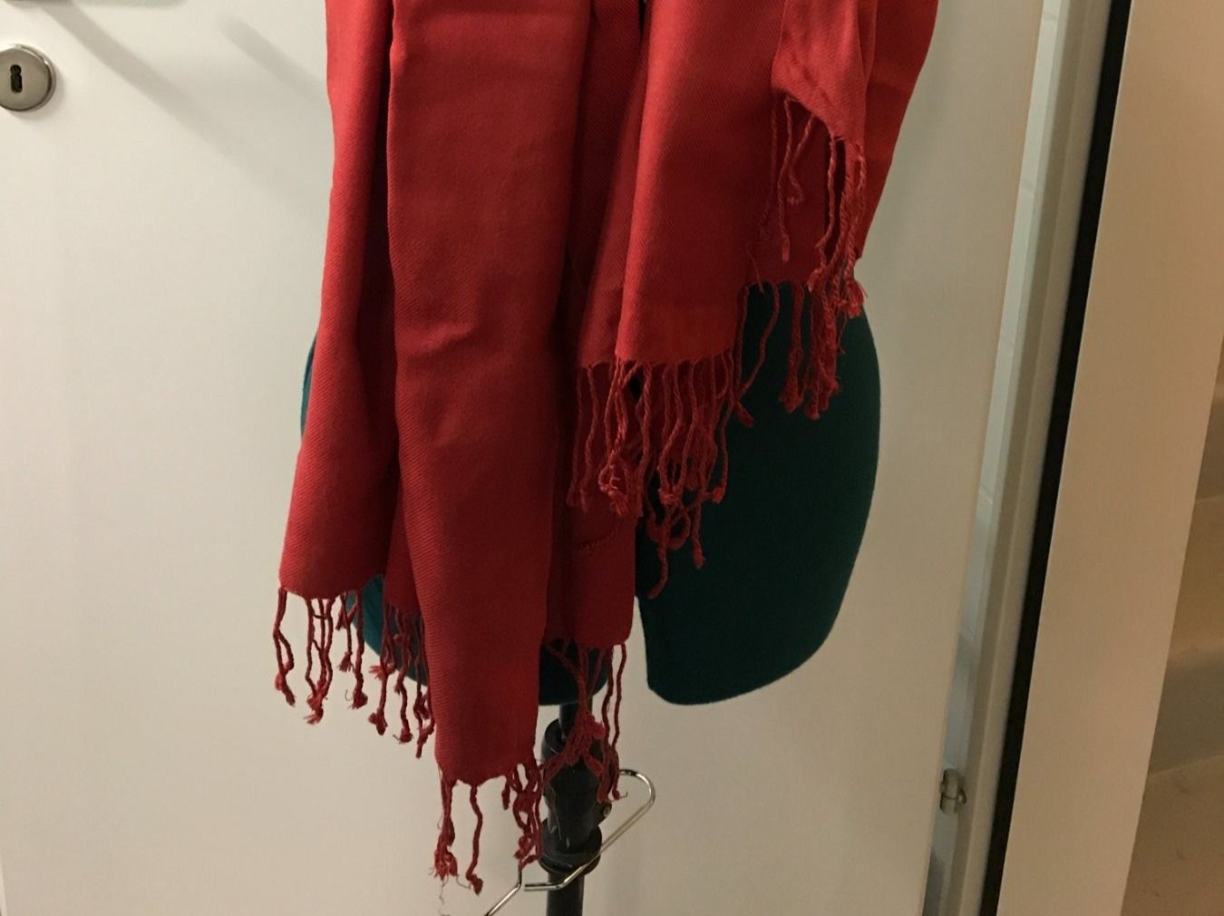 Foulard & Sciarpe: Schicker roter Schal   ca 68 x 200cm – Usato da Guntershausen venduto da Gloominati 3