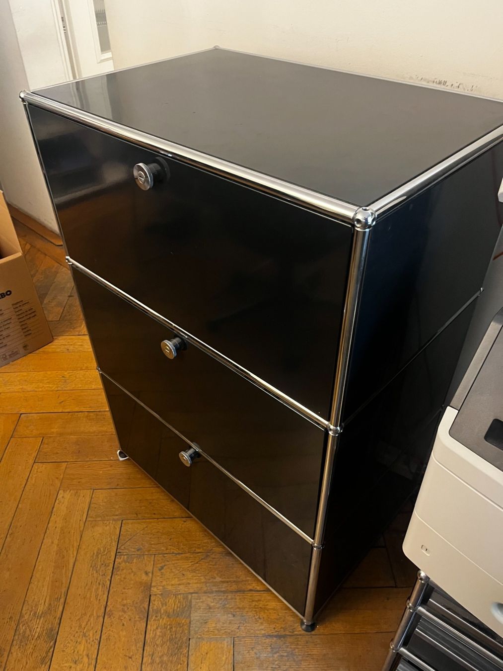 USM Cassettiere: USM Sideboard Kommode mit Hängeregisterschubladen schwarz – Usato da Zürich venduto da Allrounders 1