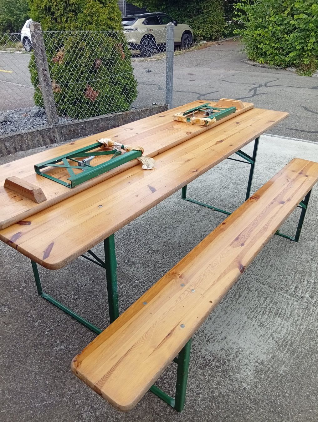Set di tavolo e panche: Festbank mit extrabreitem Tisch – Usato da kreuzlingen venduto da plutobium