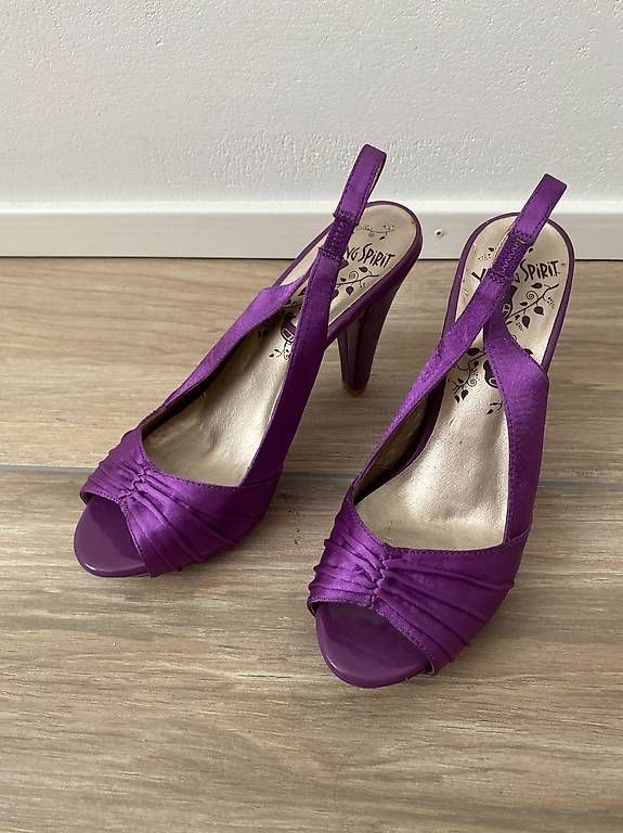 Damenschuhe: Lila glänzende Peeptoes Gr. 38 – Gebraucht aus Hausen AG von corinne_g