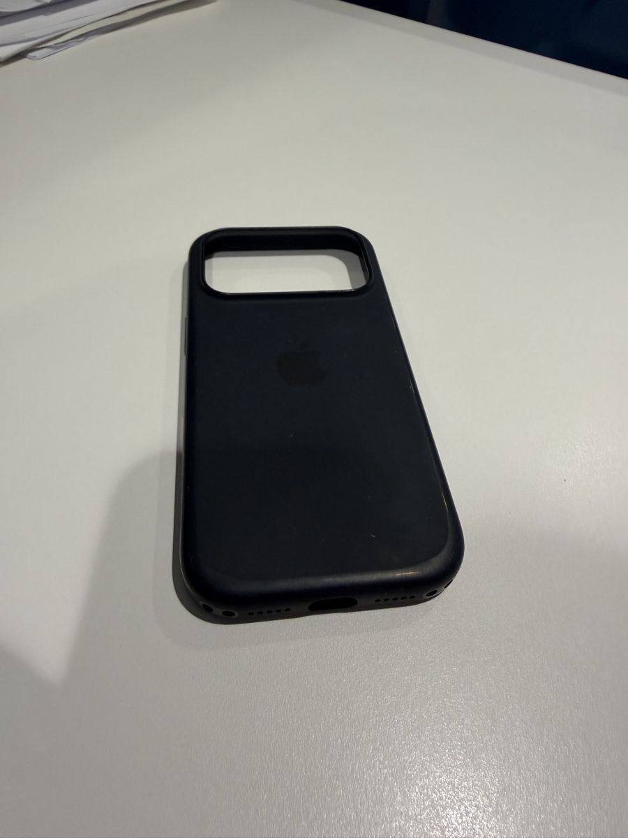 Apple Covers & Schutzfolien: Apple Coque silicone iPhone 17 pro midnight blue – Gebraucht aus COMMUGNY von toutdoitdisparaitre