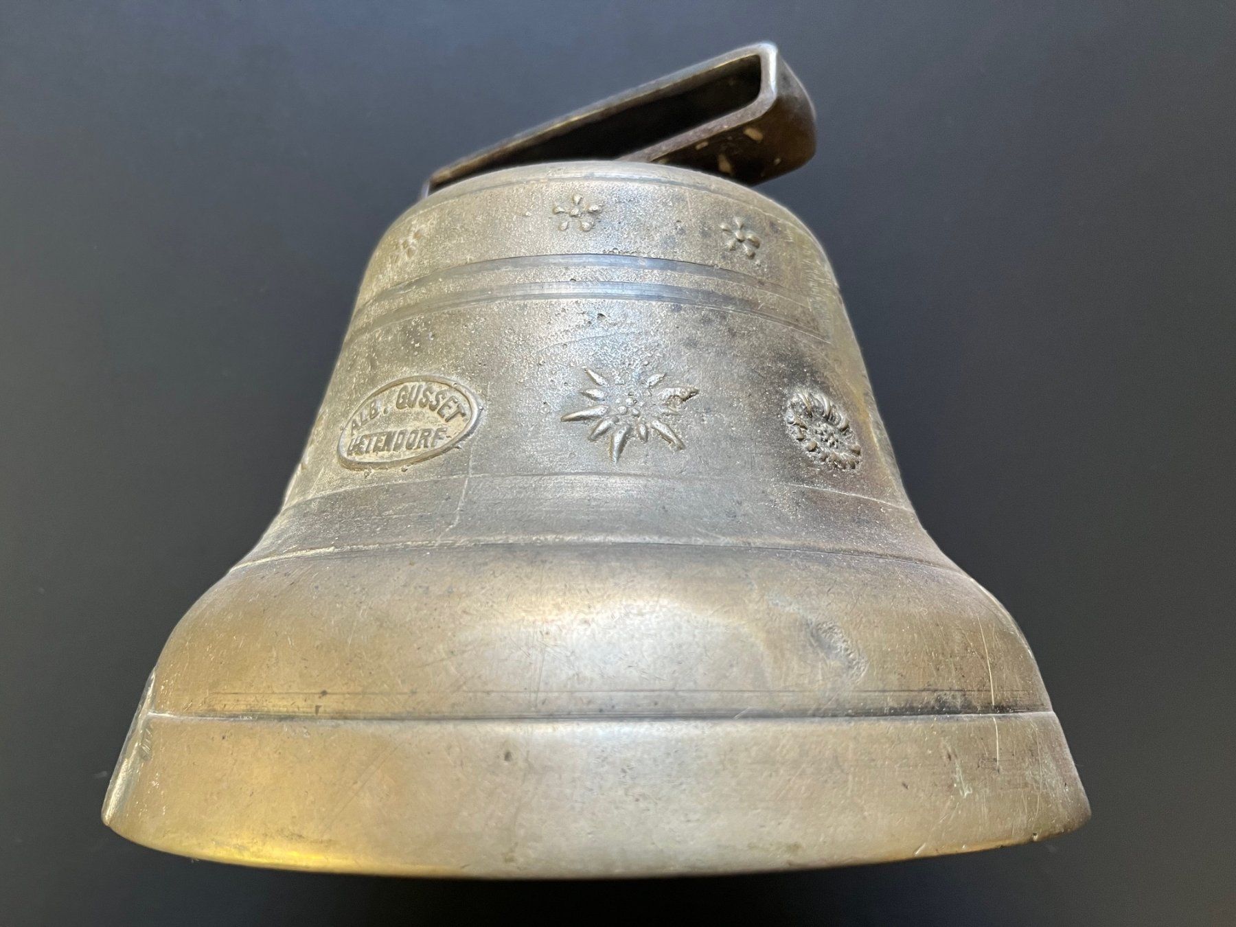 Campanacci mucche: Wunderschöne sehr alte Glocke Durchmesser 23cm – Usato da Laufen venduto da Nuria44 1