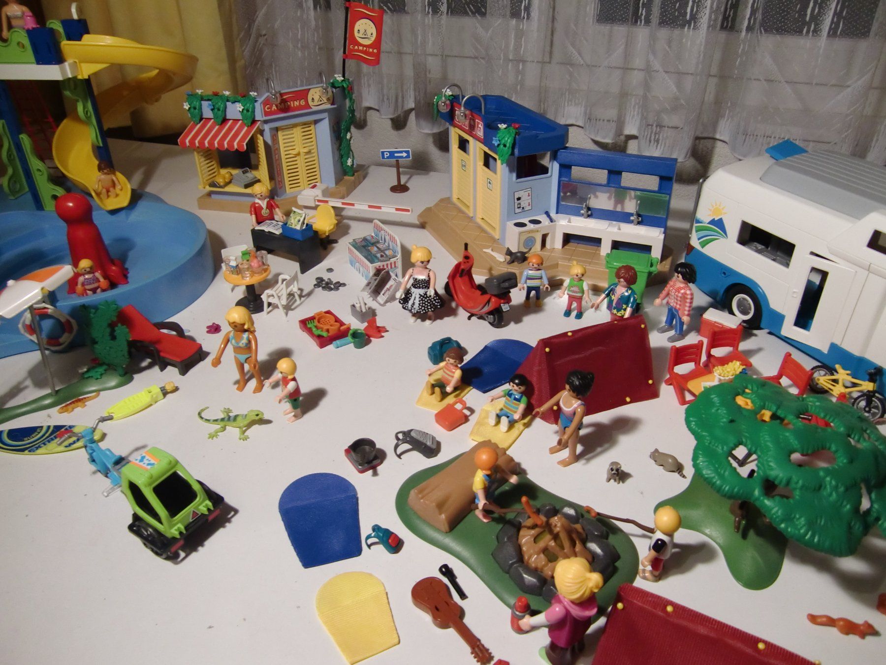 Playmobil Spielzeuge: Playmobil Campingplatz mit Camper + Rutsche - extra gross – Gebraucht aus Arbon von 200sterne 6