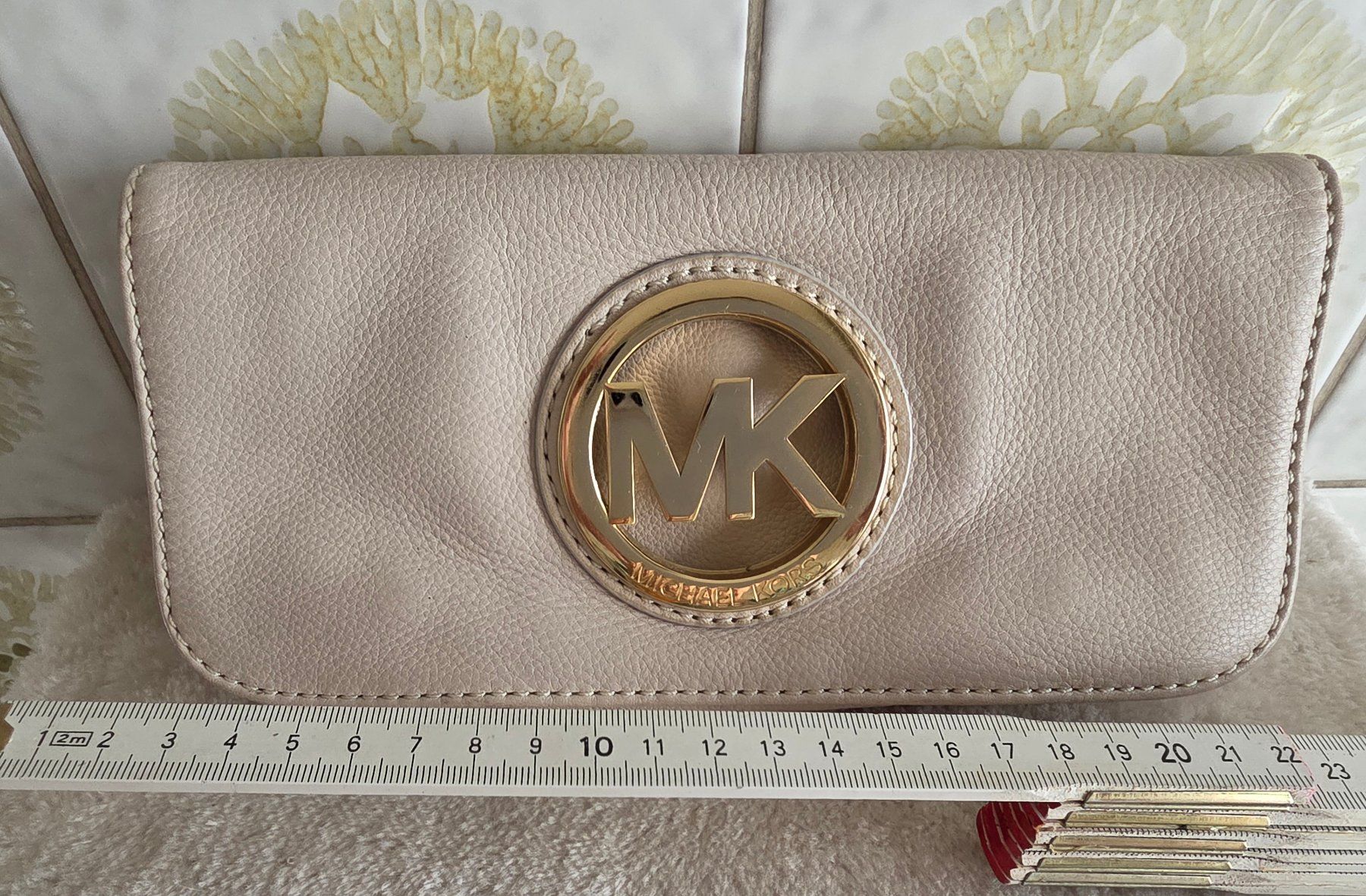 Michael Kors Sacs femmes: Sac clutch Michael Kors cuir logo doré – D'occasion à Genève par BruceKampbell