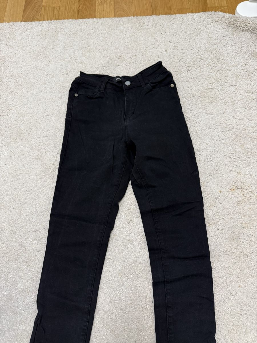 Jeans: Schwarze Jeans  – D'occasion à Bolligen par arg_v256 2