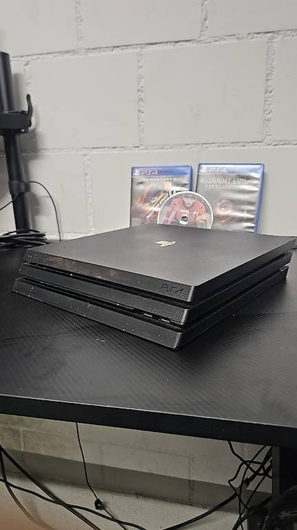 Sony Console: Playstation 4 Pro 1T + Controller und Spiele – Usato da Sils im Domleschg venduto da col_5rjr 3