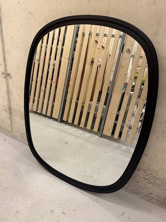 Specchi: Moderner Design-Spiegel mit schwarzem Rahmen  – Usato da Niederwangen BE venduto da fur_p6fq