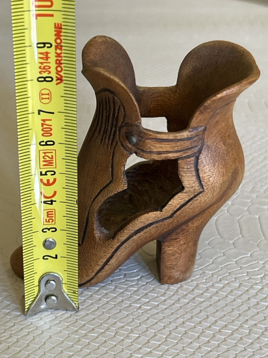 Tutte le decorazioni: Antiker Holzschuh Absatzschuh geschnitzt – Usato da Düdingen venduto da Reconflo 3