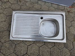 Waschbecken mit Ablage