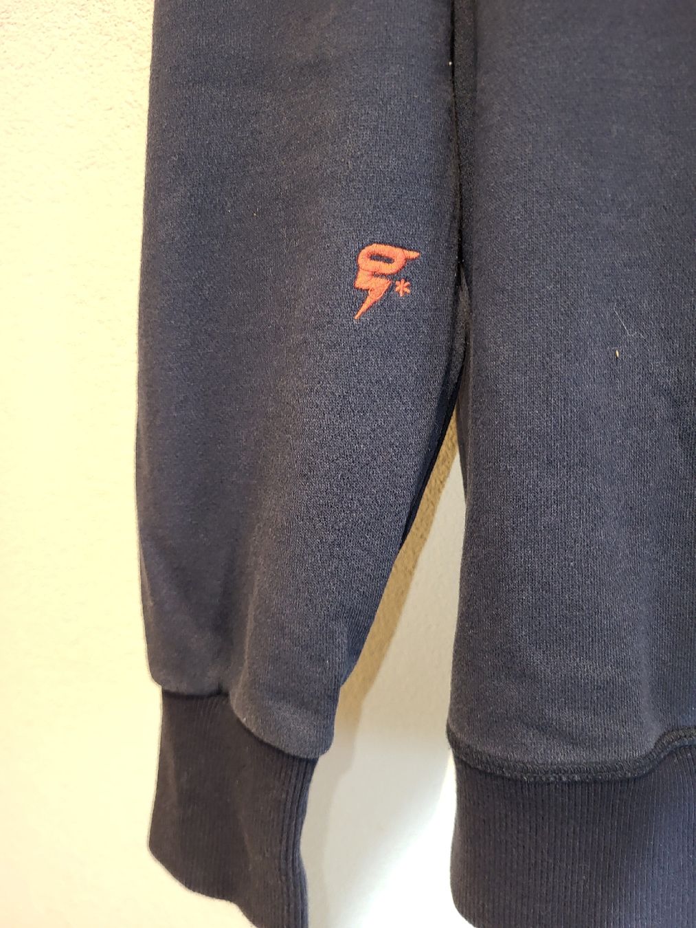 Pullover & Sweatshirts: RAW - Pull à Capuchon Bleu Foncé, Taille M – Gebraucht aus Haute-Nendaz von DetoutDerien 2