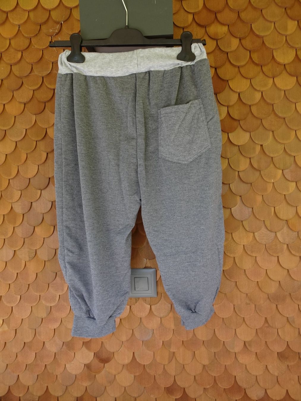 Pantaloni: Herren 3/4-tel Trainerhose grau Gr. M - 224148 – Usato da Küssnacht am Rigi venduto da Good4Deckeli 2