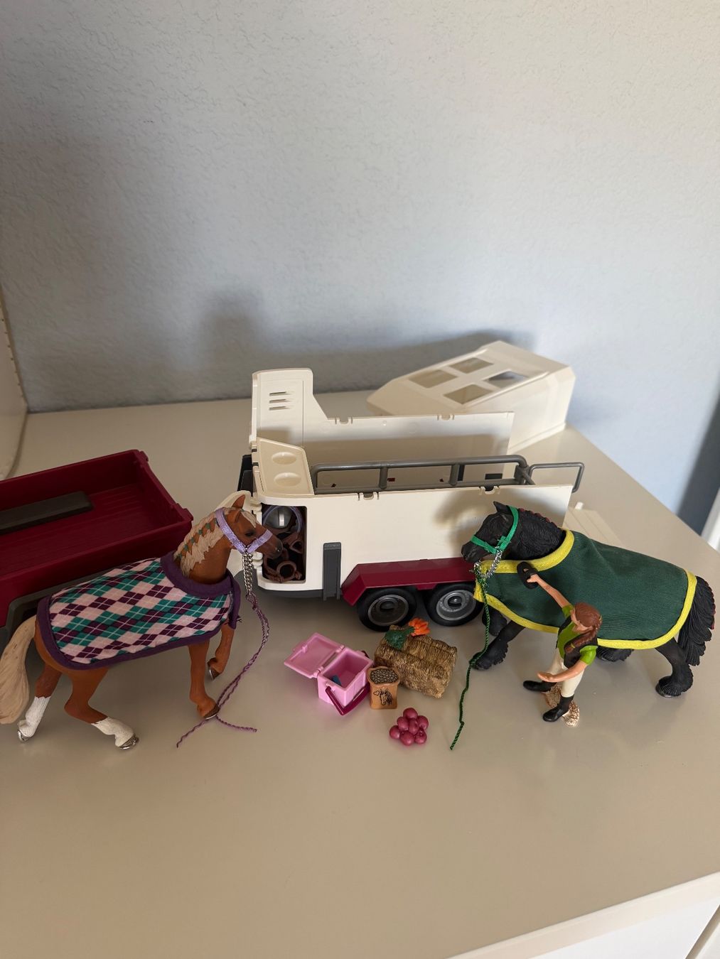 Schleich Jouets: Schleich Auto mit Anhänger – D'occasion à Lohn SH par mathea 2