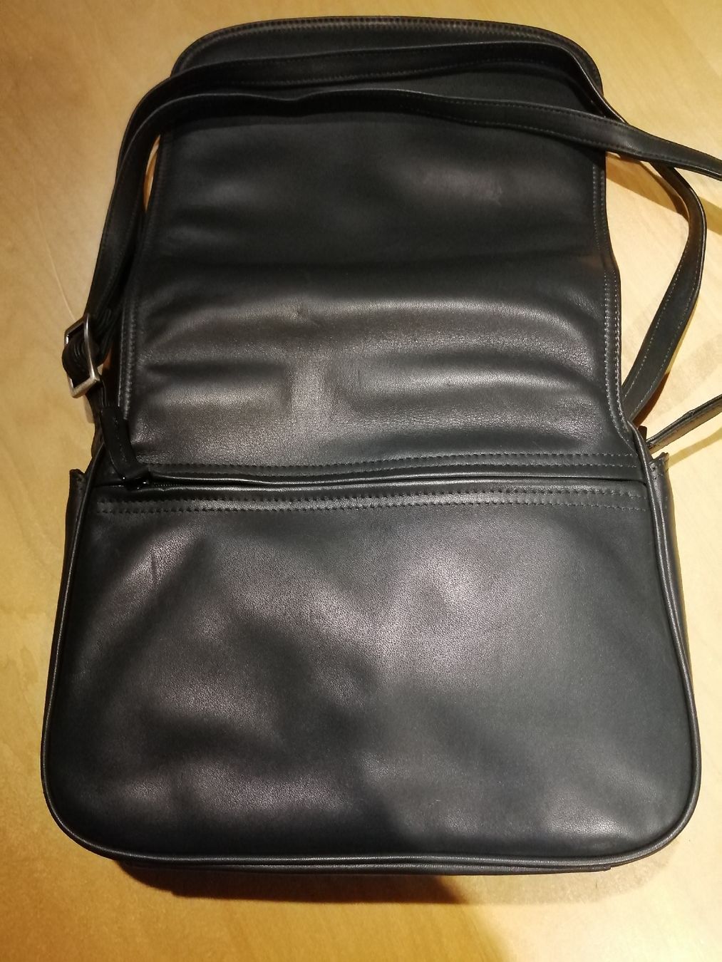 Taschen für Damen: Schwarze Ledertasche, viel Stauraum, NEU – Neu und originalverpackt aus Honau von holunder3 2