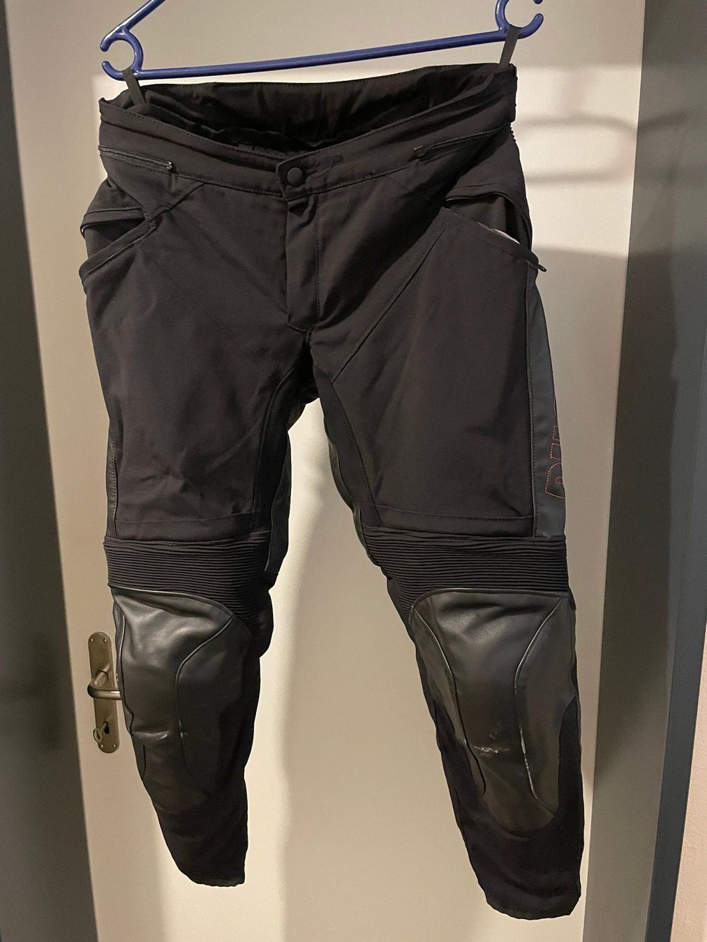 Lotti di vestiti: Motorradkleider - Hose Ducati – Usato da Beromünster venduto da Cello63