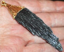 Anhänger L-1898 – Schwarzer Turmalin goldig eingefasst 90x20