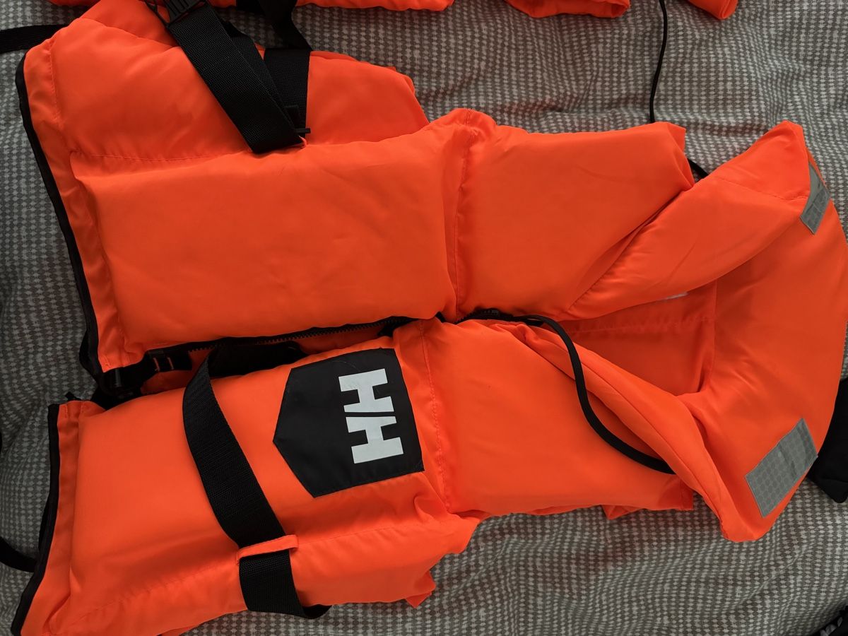 Helly Hansen Schwimmwesten: 2xHelly Hansen Schwimmwesten , Orange beide in M-L – Gebraucht aus Mümliswil von fra_6gsn 2