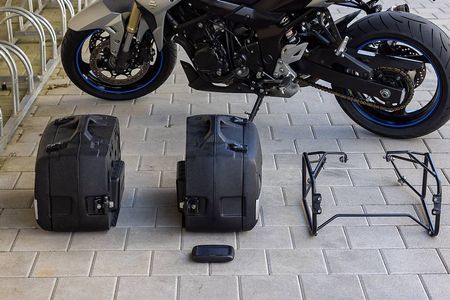 Suzuki GSR 750 Seitenkoffer + Halterung
