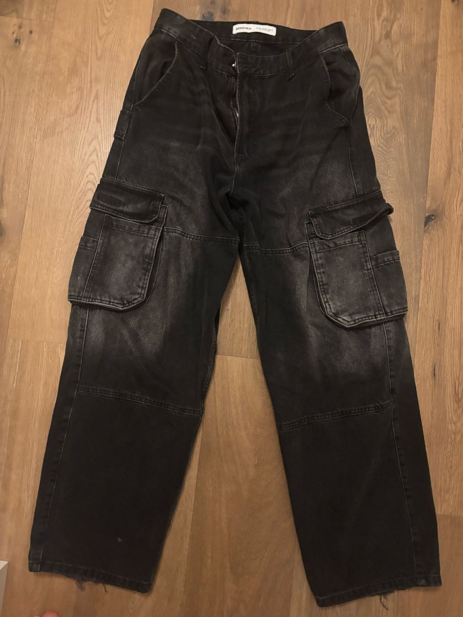 Bershka Jeans: Jeans Cargo Bershka Schwarz  – Usato da Zürich venduto da sop_tq8x