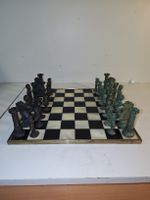 Schachbrett mit Bronze-Figuren, Rarität. (nov542)