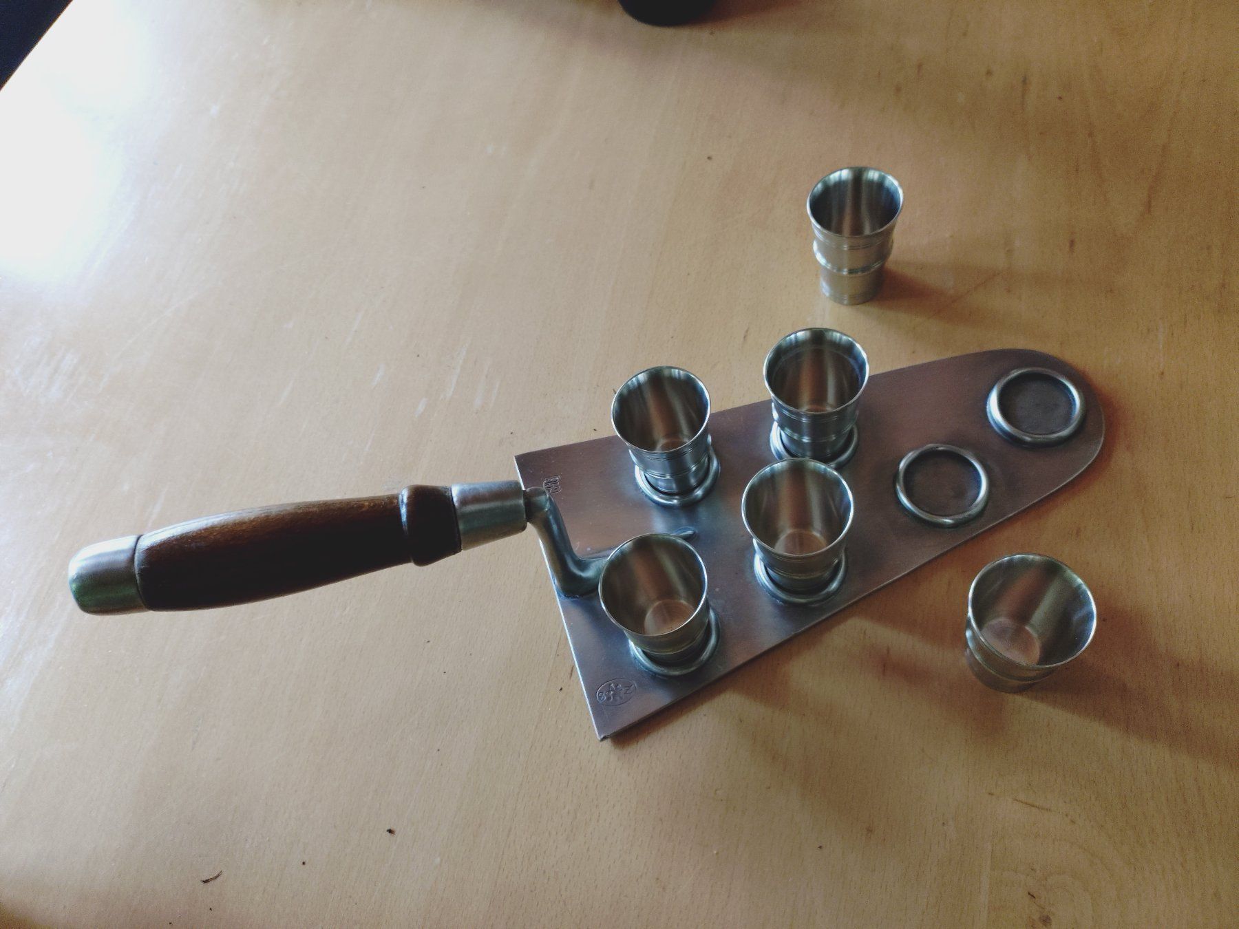 Tous les outils: Zinnbecher auf Maurerkelle – D'occasion à Winterthur par Buchs0