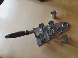 Zinnbecher auf Maurerkelle