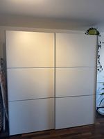 Grosser weisser Schwebetürenschrank mit Innenausstattung