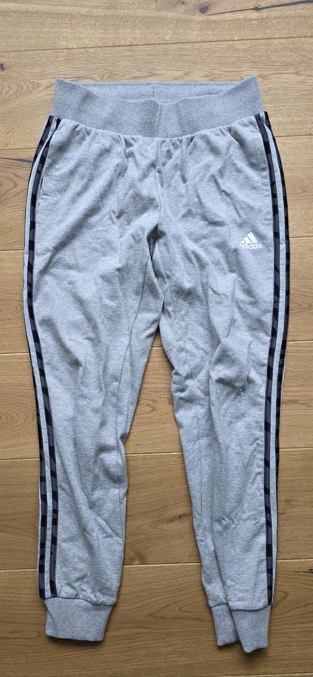 Adidas Hosen: Adidas Trainingshose/ Jogginghose Grau Grösse S – Gebraucht aus Spiez von gbr-stu