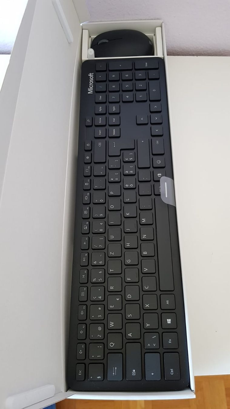 Microsoft Tastiere: Microsoft Bluetooth Desktop - Clavier + Souris neuf – Nuovo e nell'imballaggio originale da Versoix venduto da aline_b 1