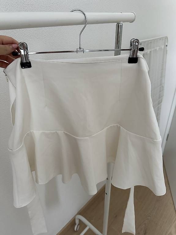 Zara Gonne: Minirock mit Shorts, Gr. L – Usato da St. Gallen venduto da raphaela_99