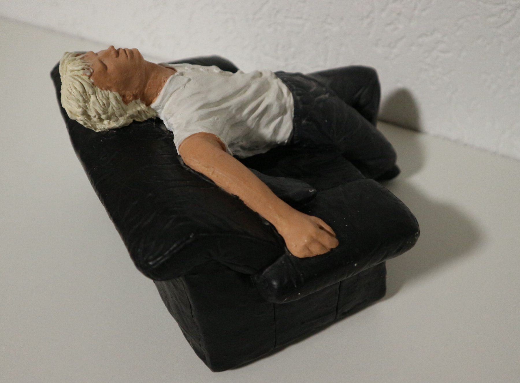 Statuette: Deko-Figur - Schlafender Mann auf Sofa – Usato da Auw venduto da beretta1966 2