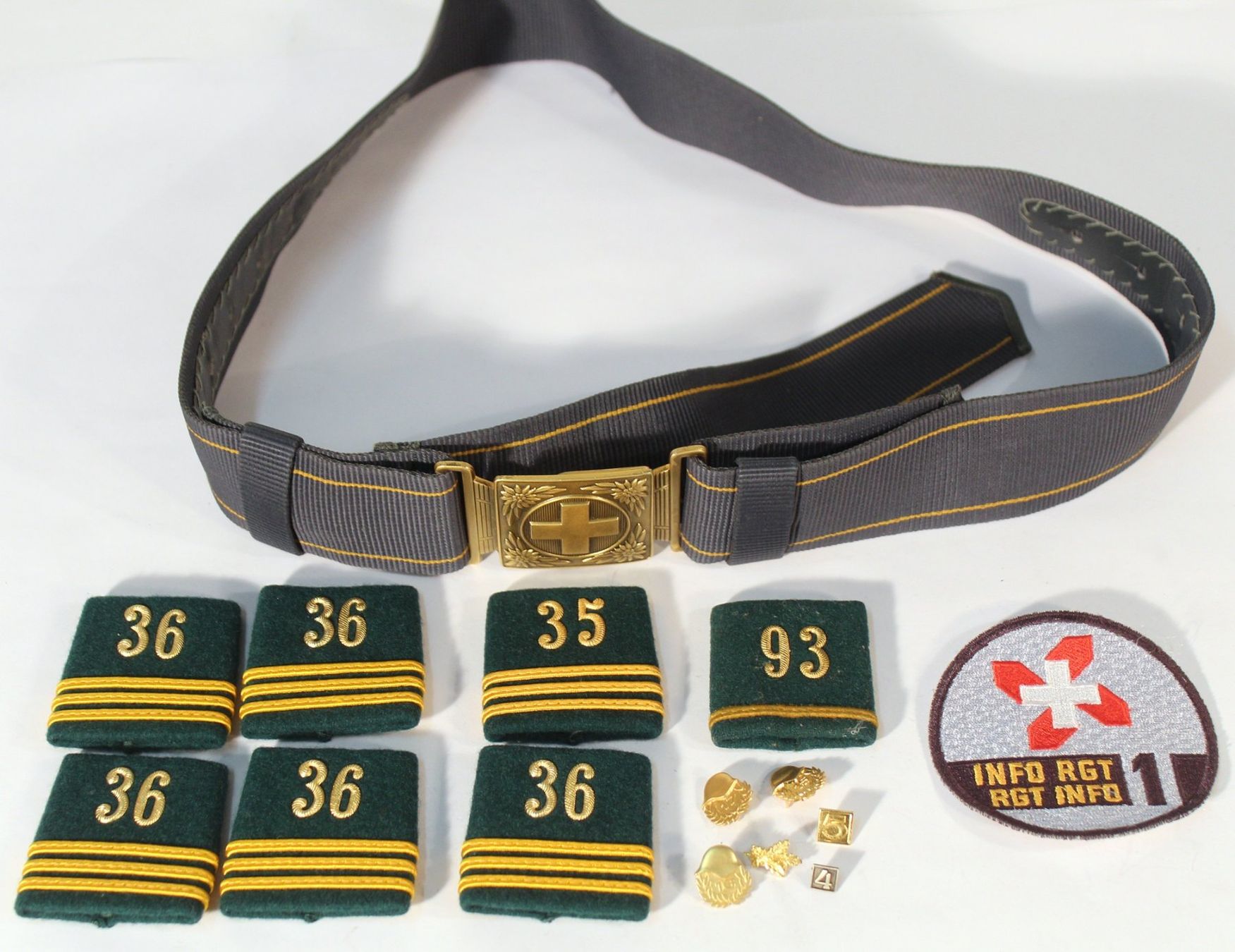 Schweizer Armee Uniformi: Offiziersgürtel Schweizer Armee Patten Hauptmann + Abzeichen – Usato da Zürich venduto da Auctionata