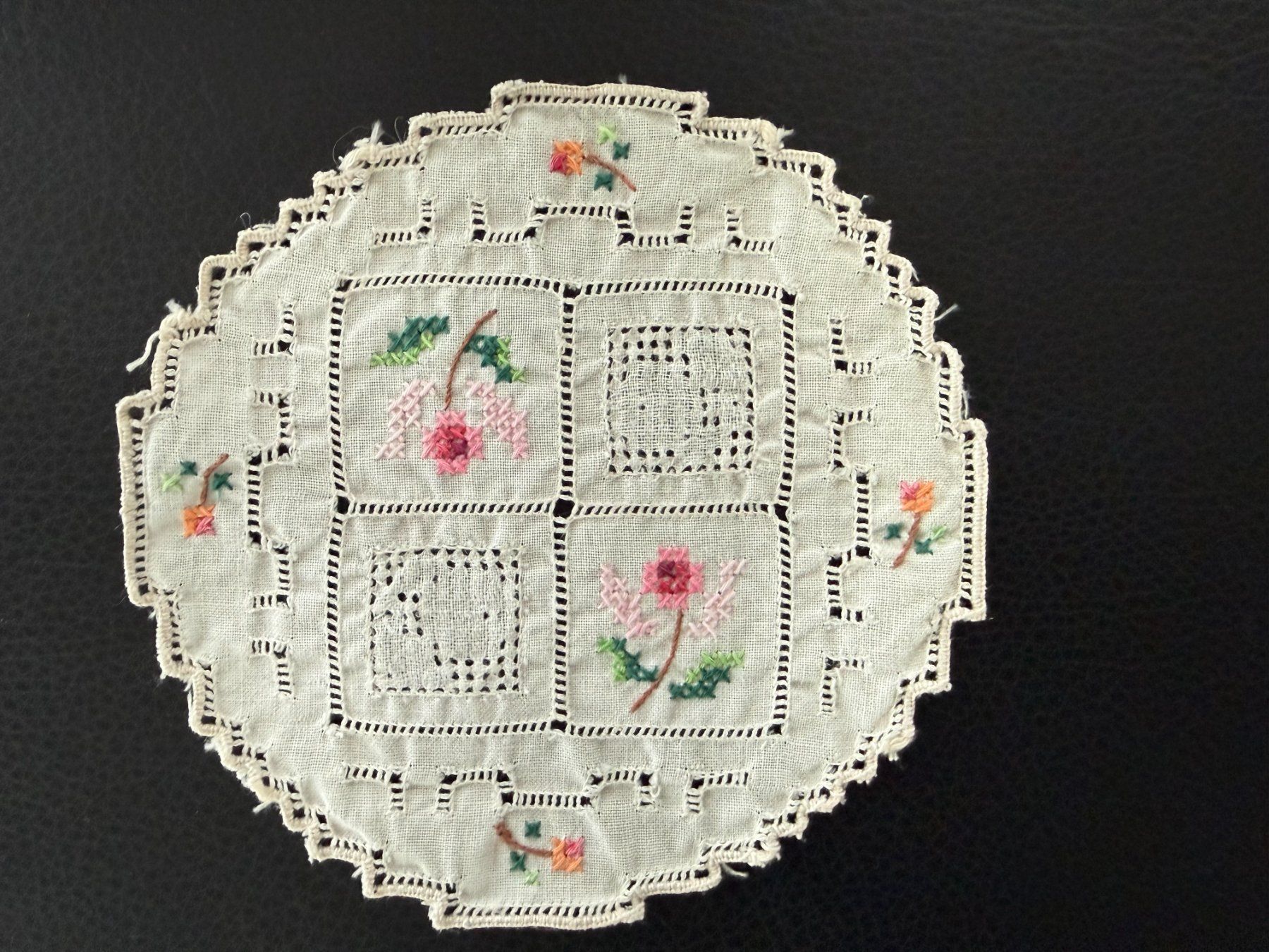 Sottobicchieri: kleines  Deckchen  handgestickt  Untersetzer – Usato da Subingen venduto da ArtBead 1