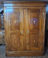 Eindrucksvoller, geräumiger, antiker Nussbaumschrank