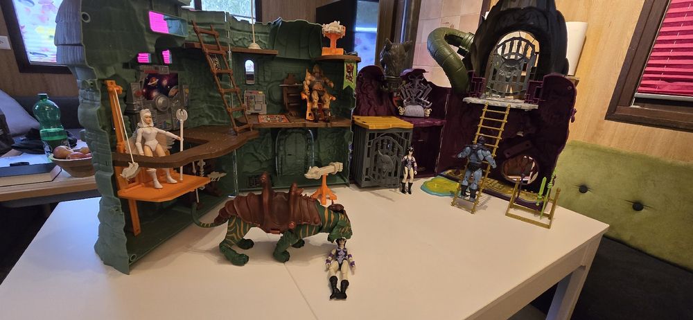 Jouets: MOTU: CASTLE GRAYSKULL,  SNAKE MOUNTAIN UND VIELE FIGUREN – D'occasion à Nürensdorf par manuel0911 1