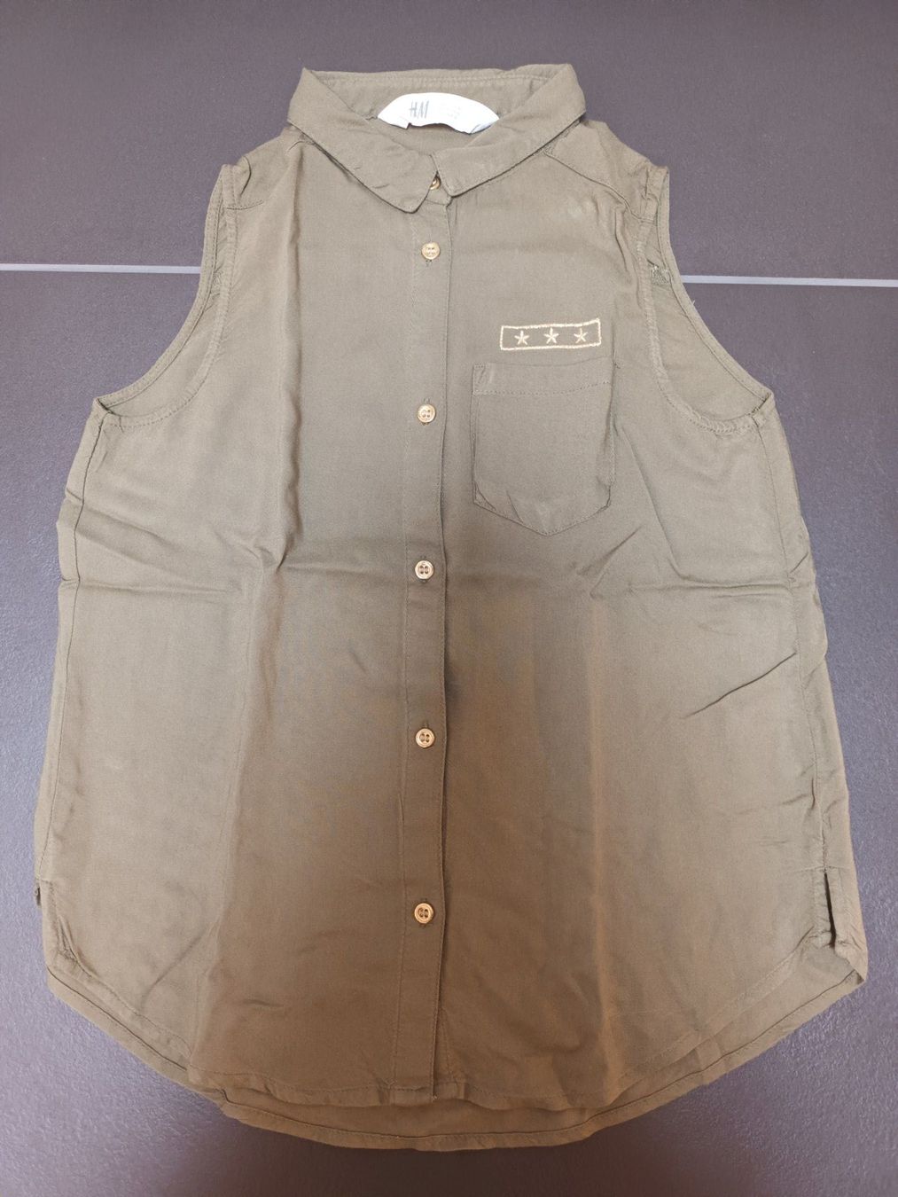 H&M Camicette, T-shirt & Top: Mädchen Bluse kurzarm khaki Gr. 140 (H&M) – Usato da Ried-Muotathal venduto da lufo