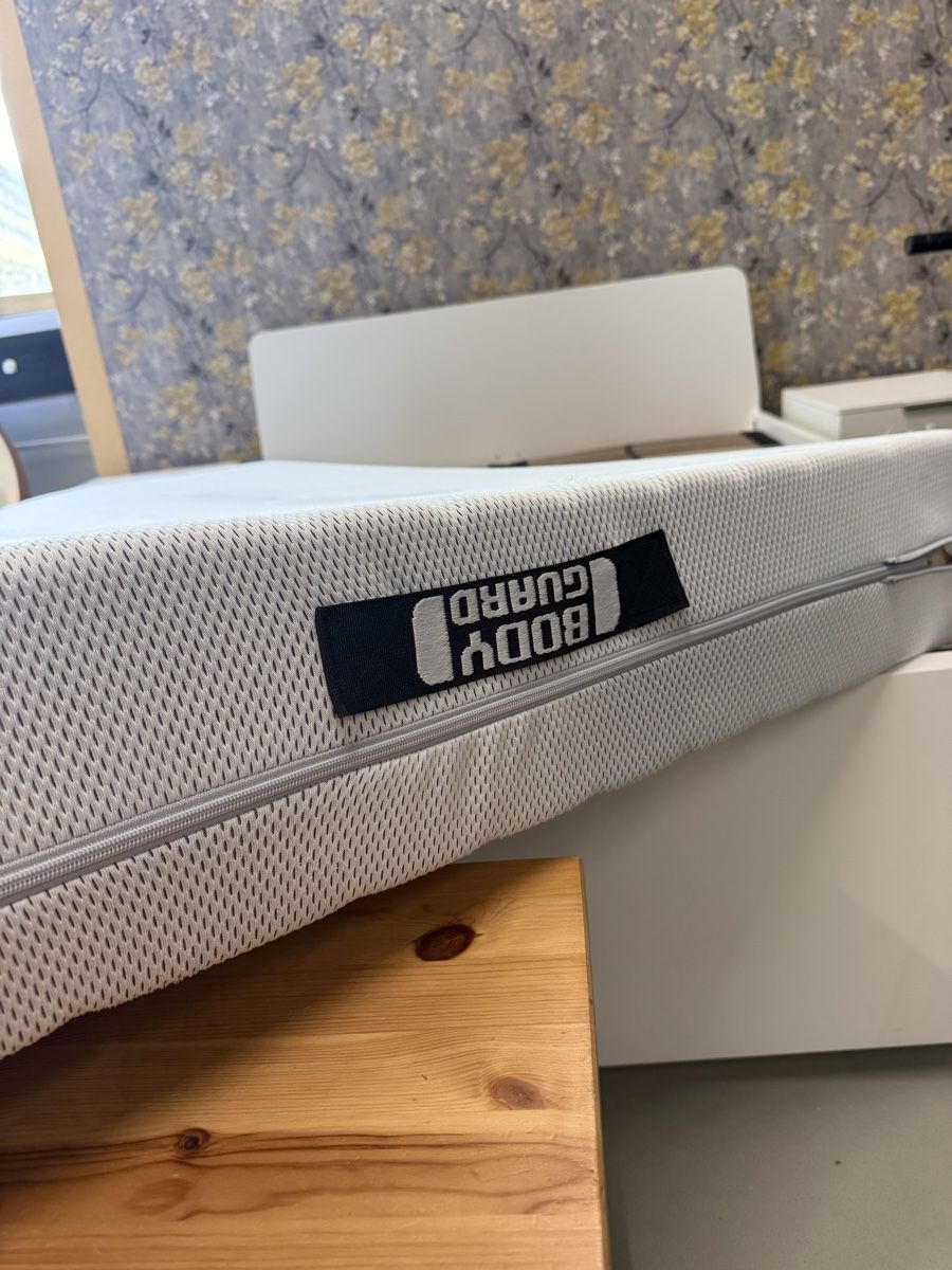 Betten: Lit avec table de nuit sommier matelas  – Gebraucht aus Biel/Bienne von secondstore 2