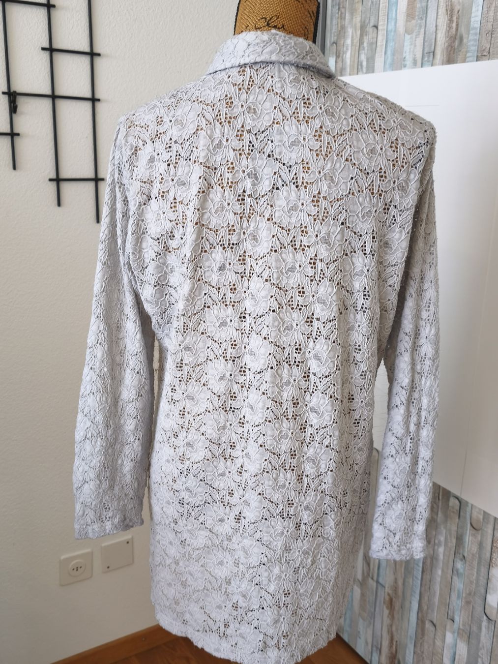 Alba Moda Chemisiers: Alba Moda Bluse Spitzenmuster Grau Groesse 44 – D'occasion à KRIENS par Franzy_Blond10 2